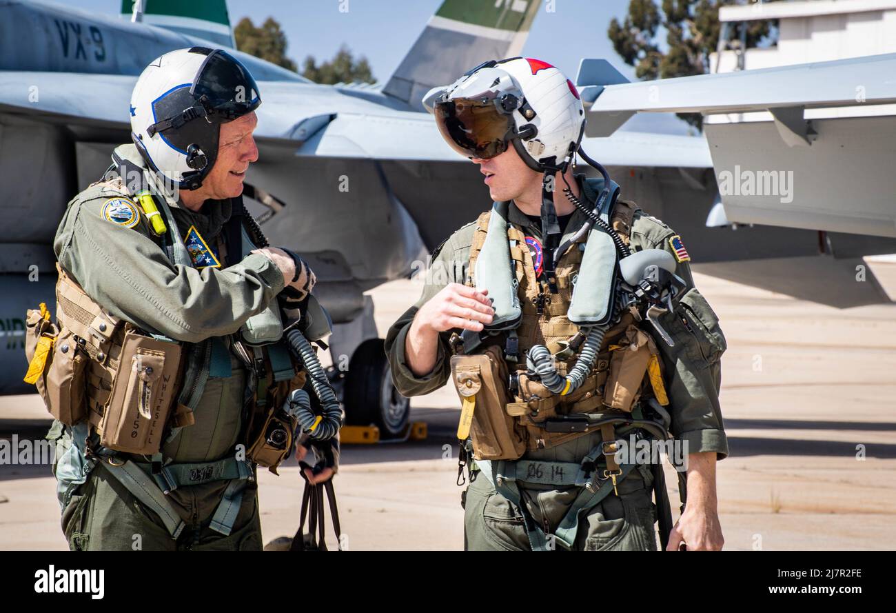 Vice Adm. Kenneth Whitesell, Commander, Naval Air Forces, Left und LT. John Tonkovich steigen an einem F/A-18F Block III Super Hornet aus, das den „Vampires“ des Lufttest- und Evaluierungstaffrons (VX) 9 zugewiesen wurde, Mai 9. Der F/A-18F Block III ist neben dem F-35C Lightning II, CMV-22 Osprey und E-2D Advanced Hawkeye eine wichtige Ergänzung zum „Air Wing der Zukunft“ und bietet erweiterte Funktionen und unübertroffene Vielseitigkeit, um in jeder Umgebung als Teil eines Carrier Air Wings zu arbeiten und zu gewinnen. (USA Navy Foto von Mass Communication Specialist 2. Klasse Olympia O. McCoy) Stockfoto