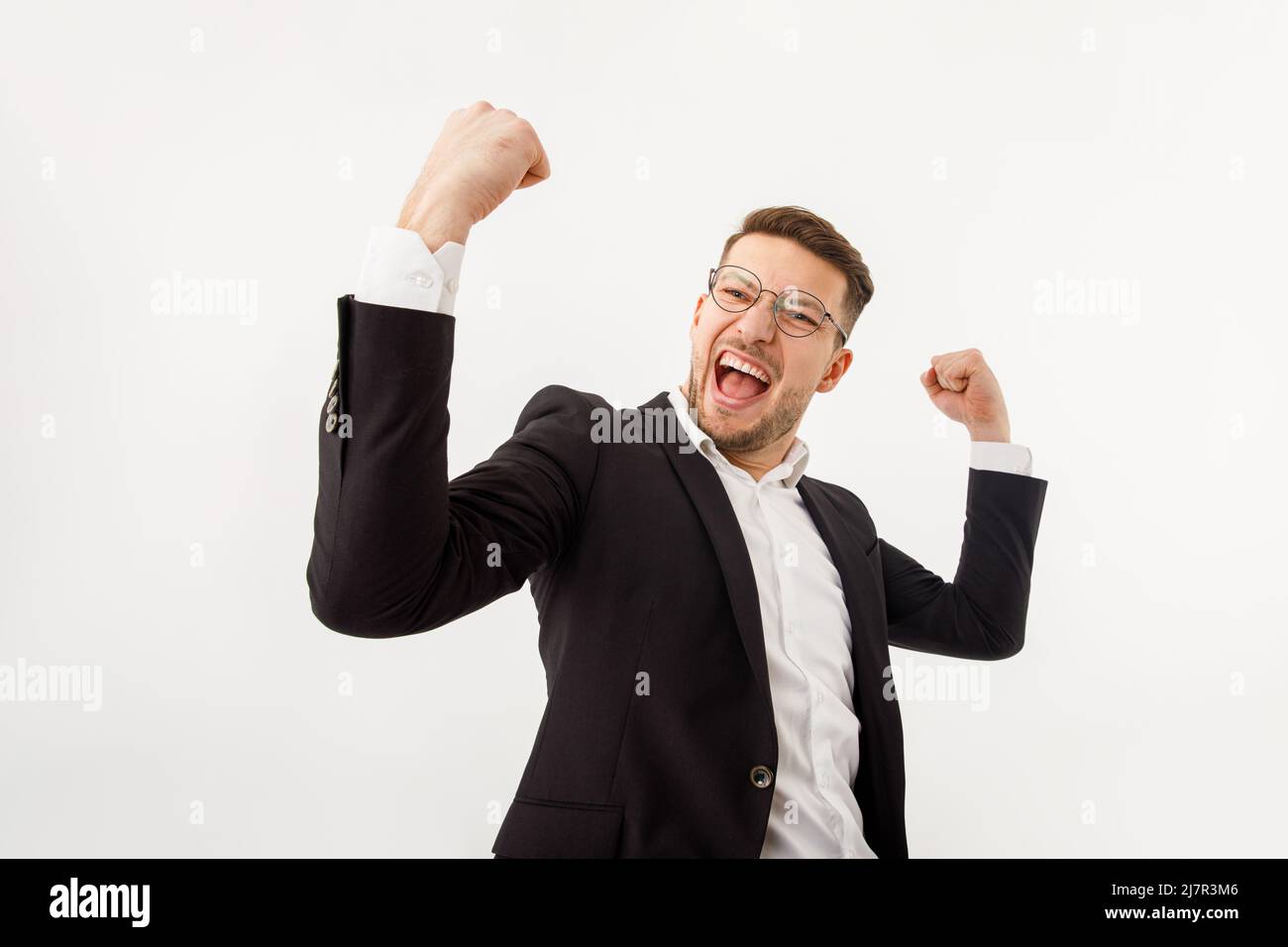 Geschäftsmann freut sich über seinen Erfolg. Ein jubelender Geschäftsmann weißer Hintergrund. Stockfoto