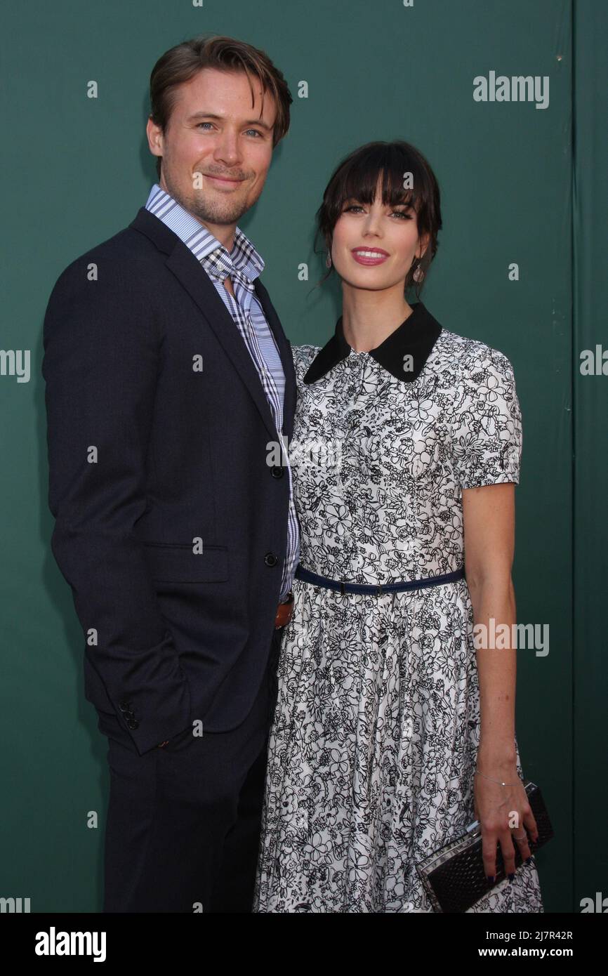 LOS ANGELES - JUL 8: John Reardon, Meghan Ory bei den Crown Media Networks 2014. Juli TCA Party im Private Estate am 8. Juli 2014 in Beverly Hills, CA Stockfoto