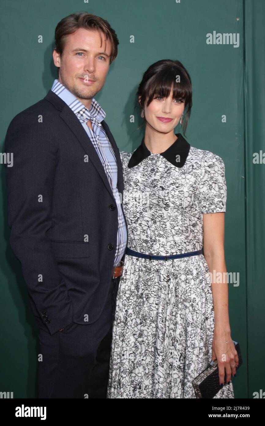 LOS ANGELES - JUL 8: John Reardon, Meghan Ory bei den Crown Media Networks 2014. Juli TCA Party im Private Estate am 8. Juli 2014 in Beverly Hills, CA Stockfoto