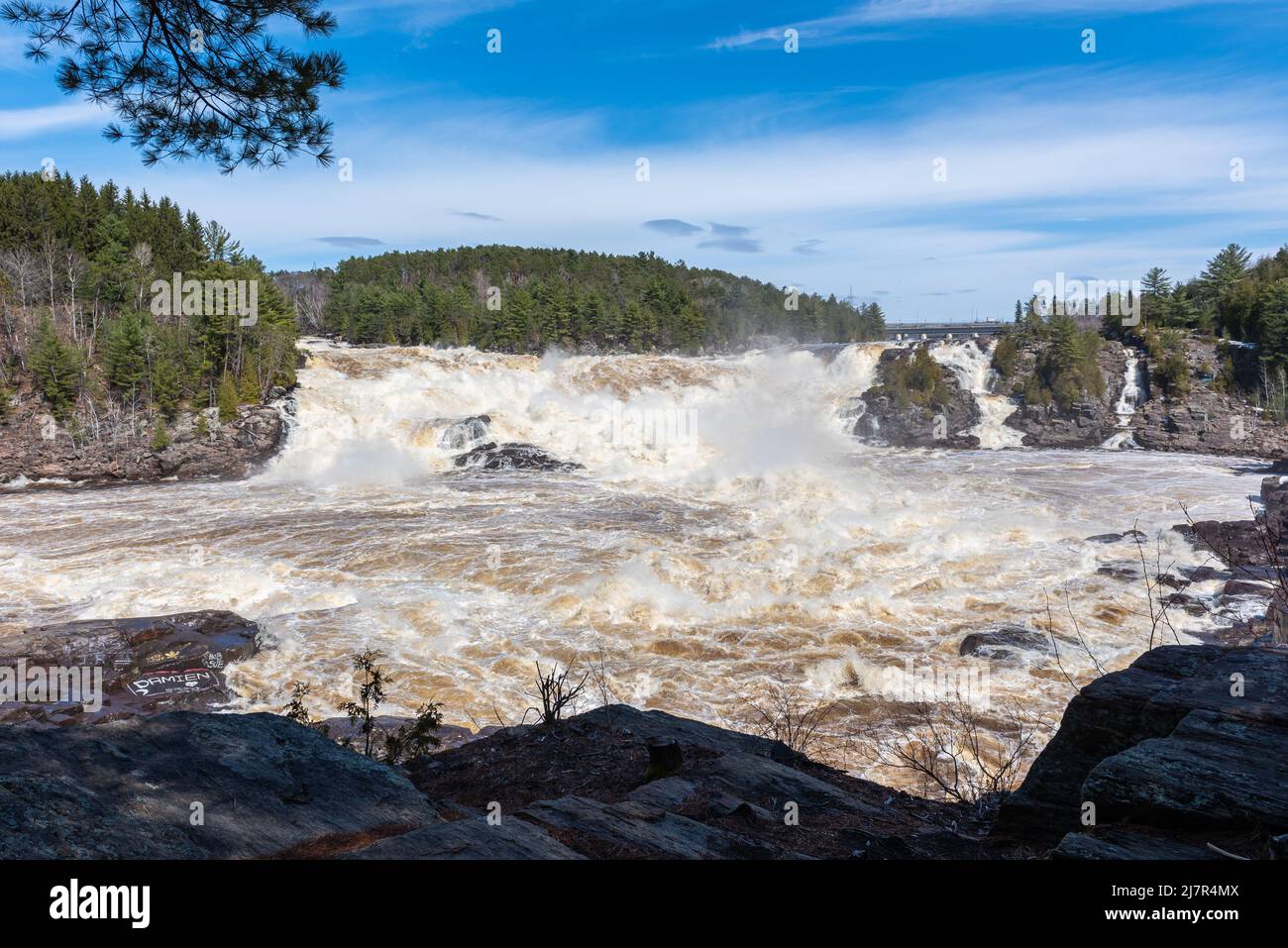 Der St Maurice Fluss am Loch des Shawinigan Teufels während der Frühlingsfluten, Quebec, Kanada Stockfoto