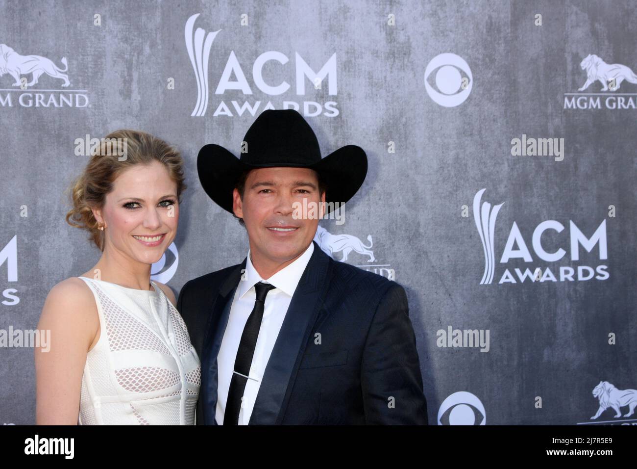 LAS VEGAS - APR 6: Jessica Craig, Clay Walker bei den Academy of Country Music Awards 2014 - Ankunft in der MGM Grand Garden Arena am 6. April 2014 in Las Vegas, NV Stockfoto