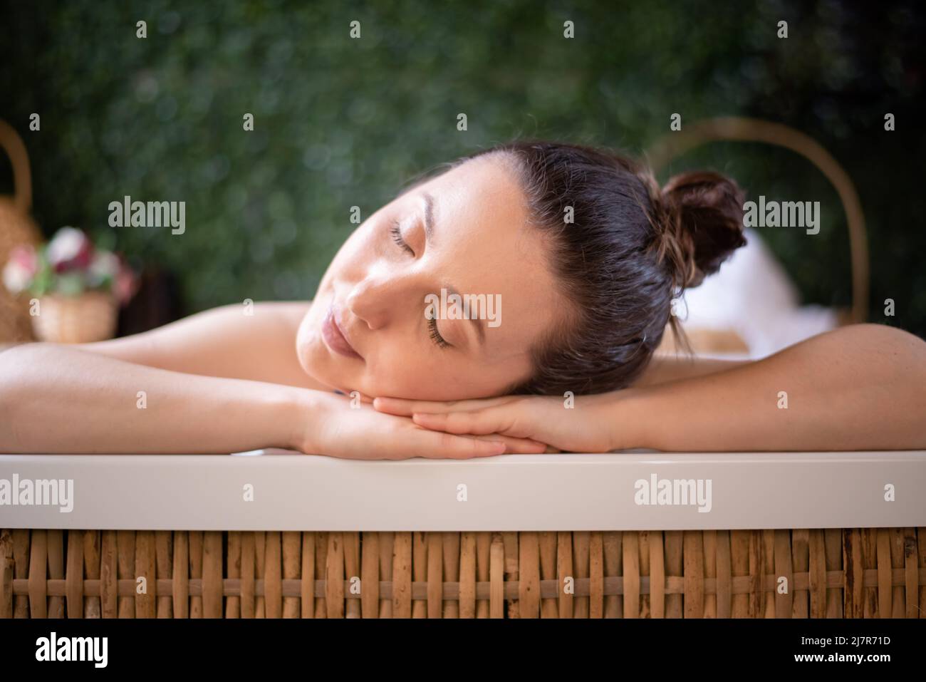 Entspannte Frau, die Kopf in den Händen im Whirlpool ruht Stockfoto