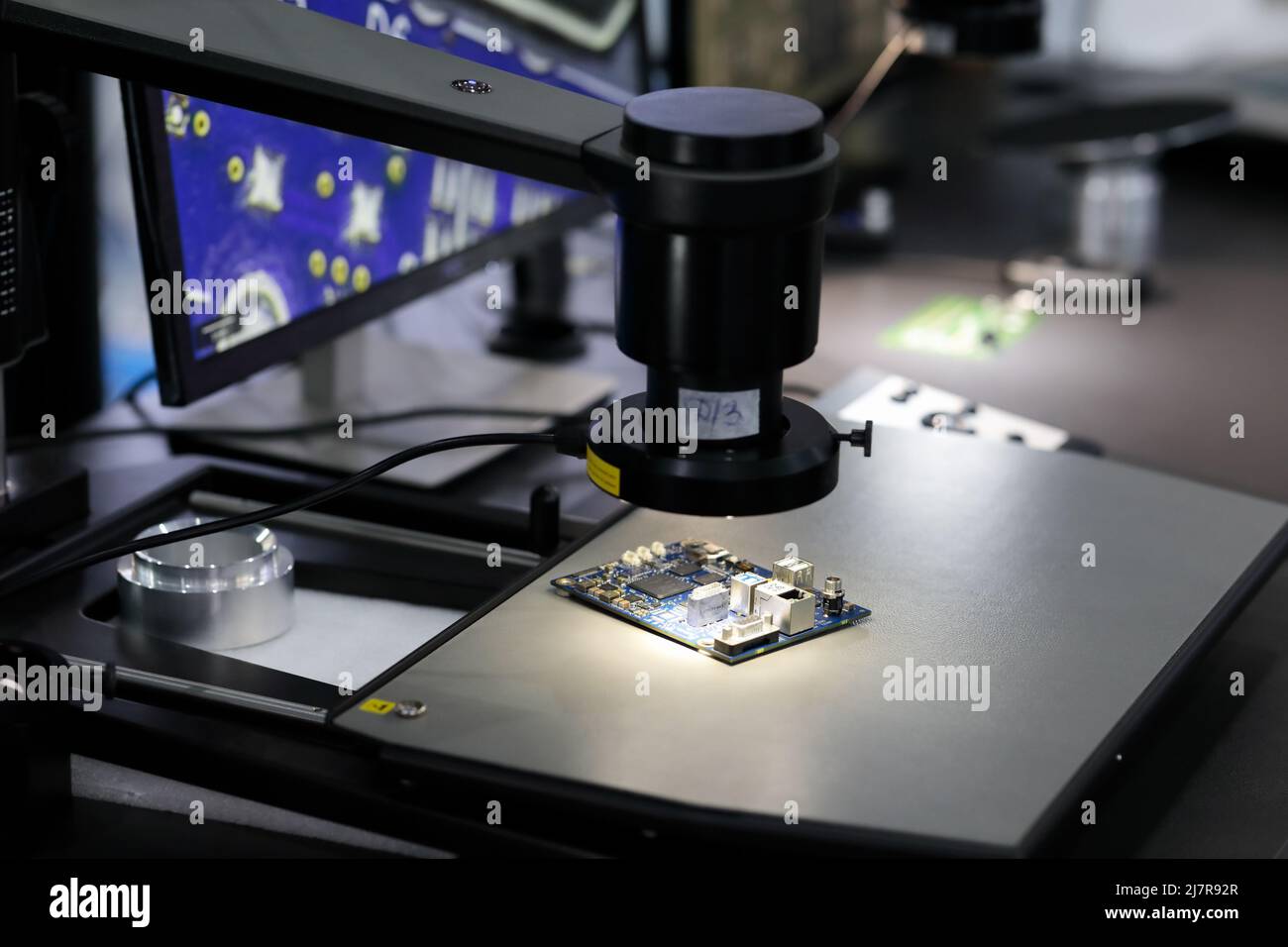 PCB-Inspektions- und Qualitätskontrollsystem mit einem digitalen Mikroskop. Selektiver Fokus. Stockfoto