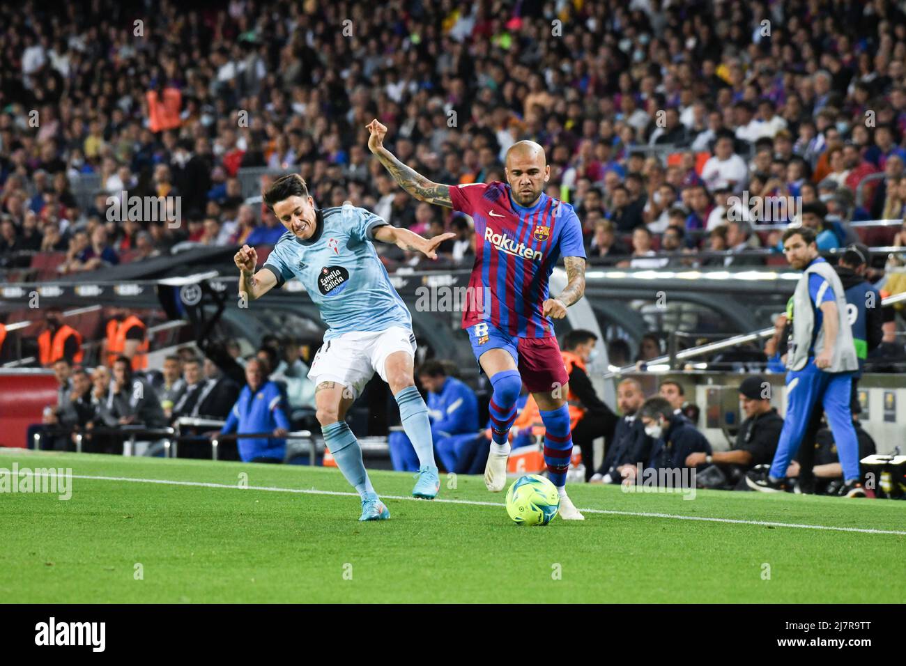 BARCELONA, SPANIEN - MAI 10: Franco Cervi von RC Celta de Vigo kämpft am 10. Mai 2022 im Camp Nou in Barcelona, SPANIEN, um den Ball mit Daniel Alves vom FC Barcelona während des La Liga-Spiels zwischen FC Barcelona und RC Celta de Vigo. (Foto von Sara Aribo/PxImages) Stockfoto