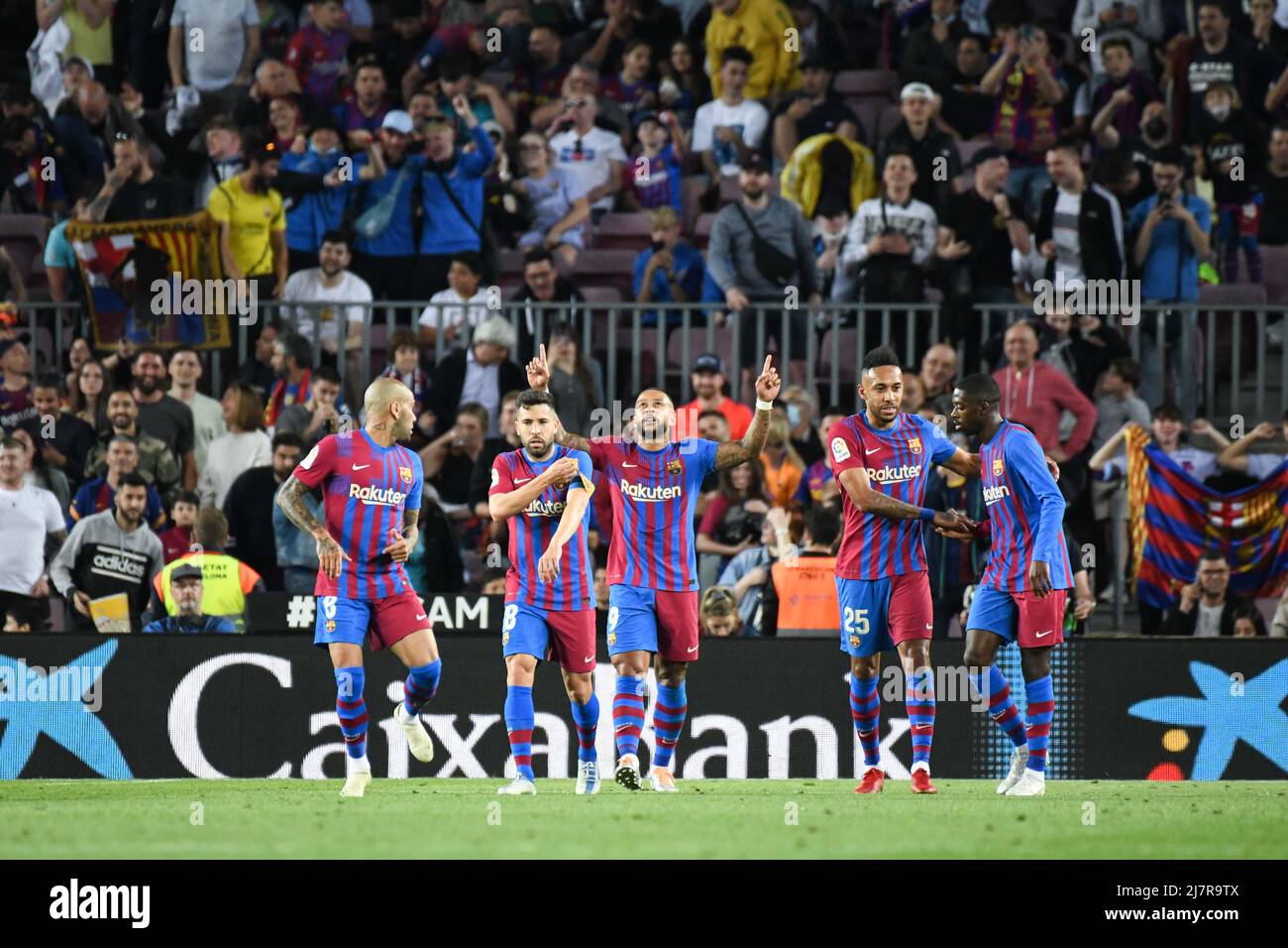 BARCELONA, SPANIEN - 10. MAI: Memphis Depay vom FC Barcelona feiert im Camp Nou am 10. Mai 2022 in Barcelona, SPANIEN, nach einem Tor beim Spiel der La Liga zwischen dem FC Barcelona und der RC Celta de Vigo. (Foto von Sara Aribo/PxImages) Stockfoto