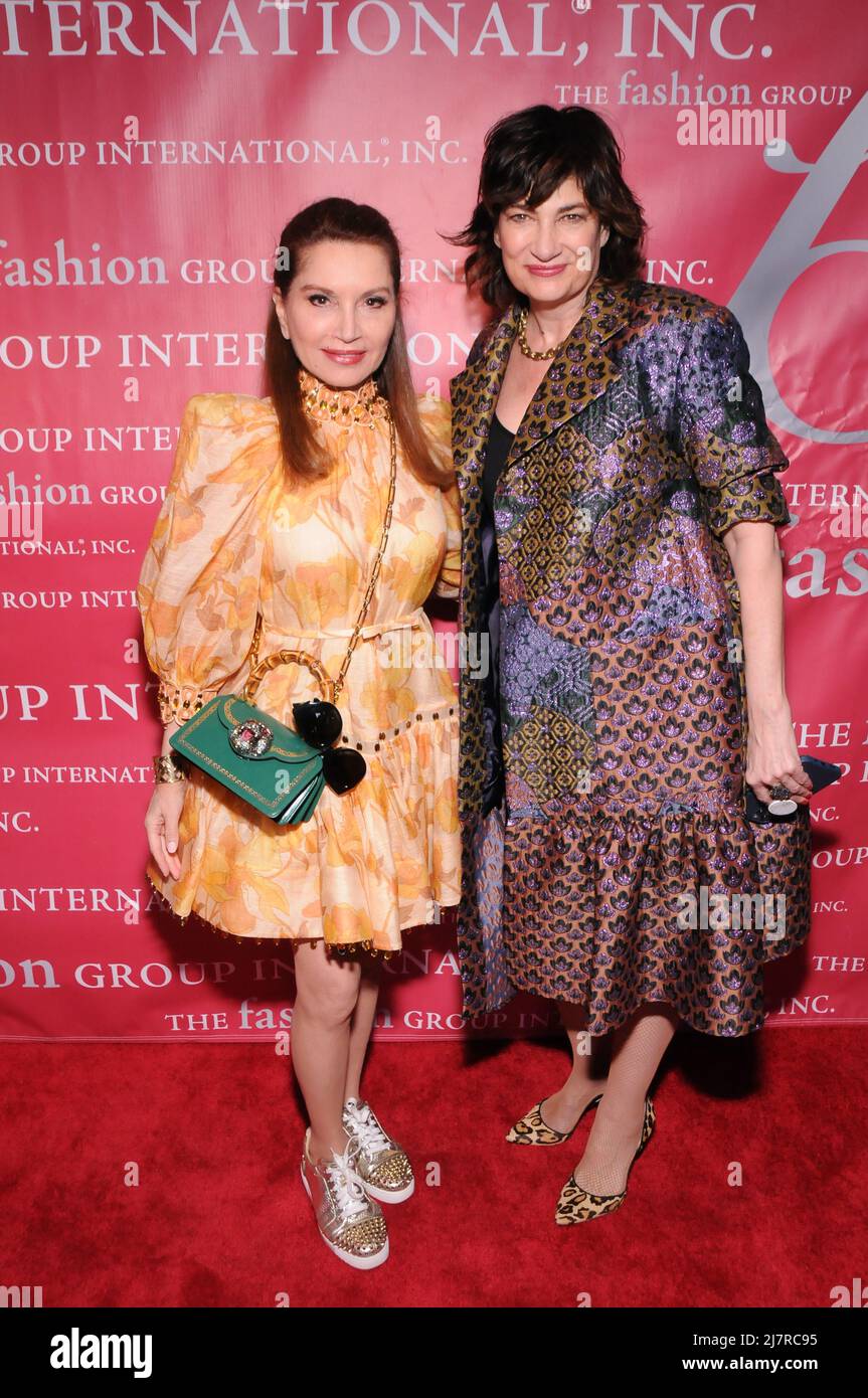 New York, Usa. 10.. Mai 2022. Jean Shafioff und Maryanne Grisz nehmen an den Fashion Group International Rising Star Awards Teil, die im Lighthouse in New York City verliehen werden. Kredit: SOPA Images Limited/Alamy Live Nachrichten Stockfoto