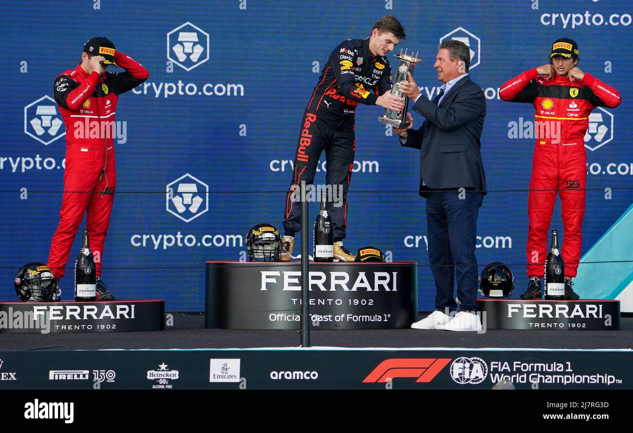 Miami International Autodrome, Miami, USA am 8. Mai 2022 F1 gewann Max Verstappen 1 (NED), Honda Red Bull Racing RB18 erhält die Trophäe vom ehemaligen Miami Dolphins Quarterback Dan Marino während des Formel 1 CRYPTO.COM MIAMI GRAND PRIX 2022, Eleanor Hoad Stockfoto