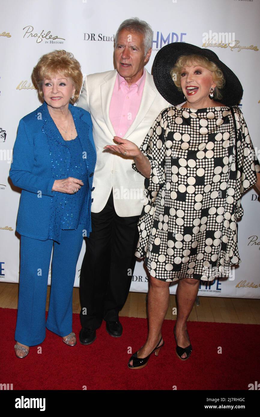 LOS ANGELES - MAI 14: Debbie Reynolds, Alex Trebek, Ruta Lee beim VIP-Empfang „Debbie Reynolds – The Auction Finale“; Auktion durchgeführt von www.ProfilesInHistory.com im Debbie Reynolds Dance Studio am 14. Mai 2014 in North Hollywood, CA Stockfoto