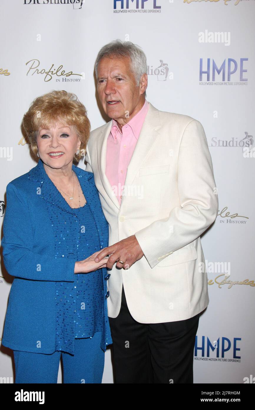 LOS ANGELES - 14. MAI: Debbie Reynolds, Alex Trebek beim VIP-Empfang „Debbie Reynolds – The Auction Finale“; Auktion von www.ProfilesInHistory.com im Debbie Reynolds Dance Studio am 14. Mai 2014 in North Hollywood, CA Stockfoto