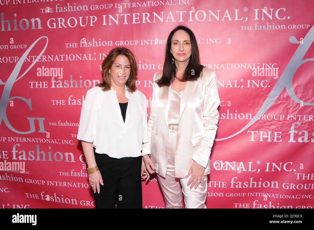 New York, Usa. 10.. Mai 2022. Abby Wallach und Caroline Fabrigas nehmen an den Fashion Group International Rising Star Awards Teil, die im Lighthouse in New York City verliehen werden. (Foto von Efren Landaos/SOPA Images/Sipa USA) Quelle: SIPA USA/Alamy Live News Stockfoto