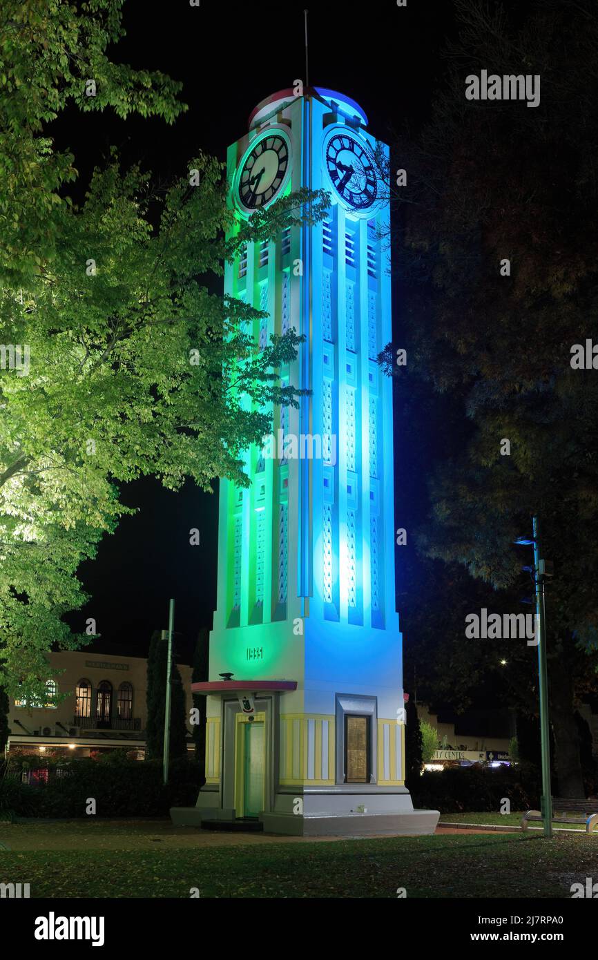 Der historische Uhrenturm in Hastings, Neuseeland, ein Art déco-Bauwerk, das 1935 fertiggestellt wurde, wurde bei Nacht fotografiert Stockfoto