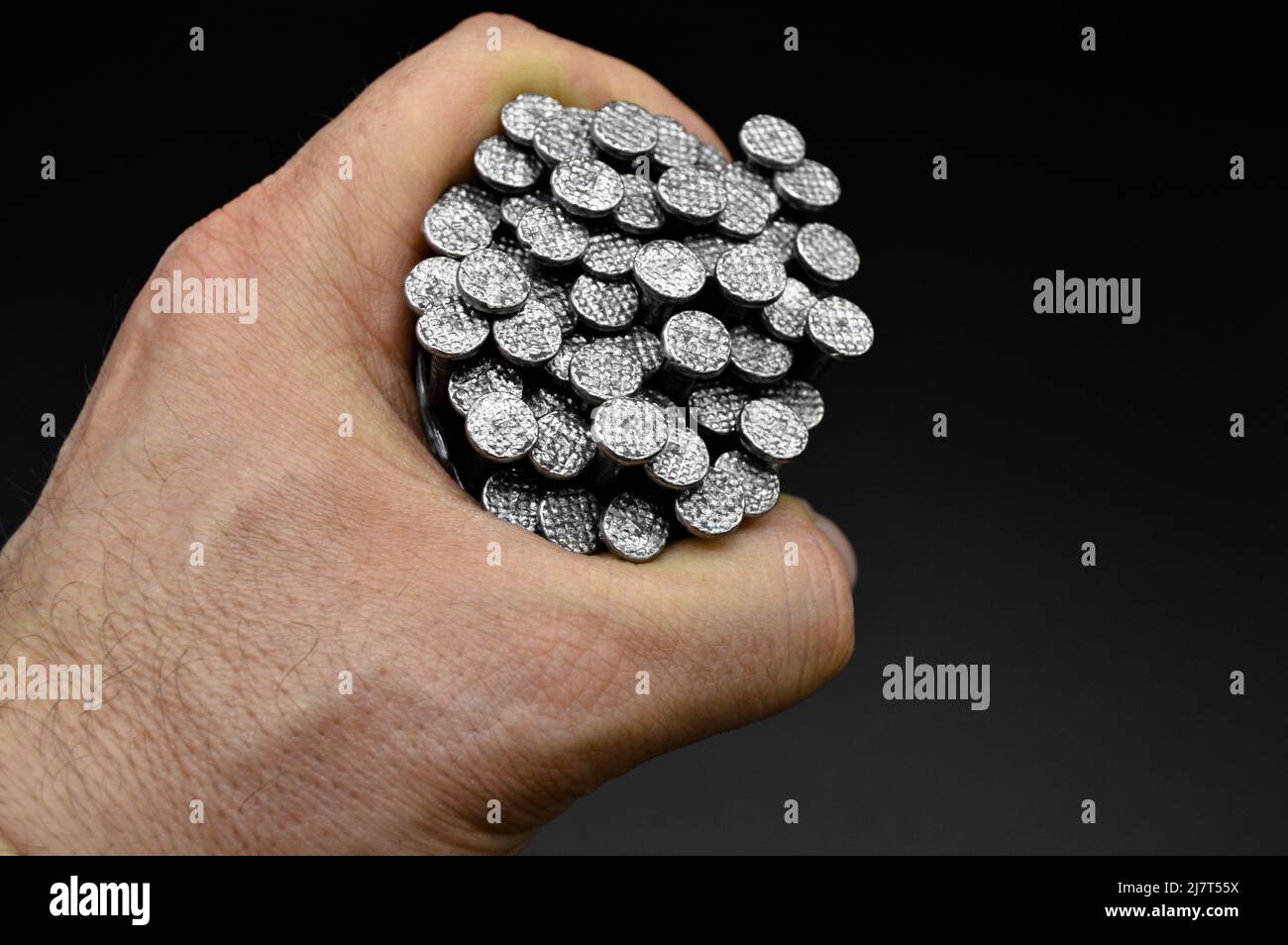 Eine Menge von Konstruktion Eisen Nägel Hand, industrielle Teile, isoliert  auf schwarzem Hintergrund Stockfotografie - Alamy