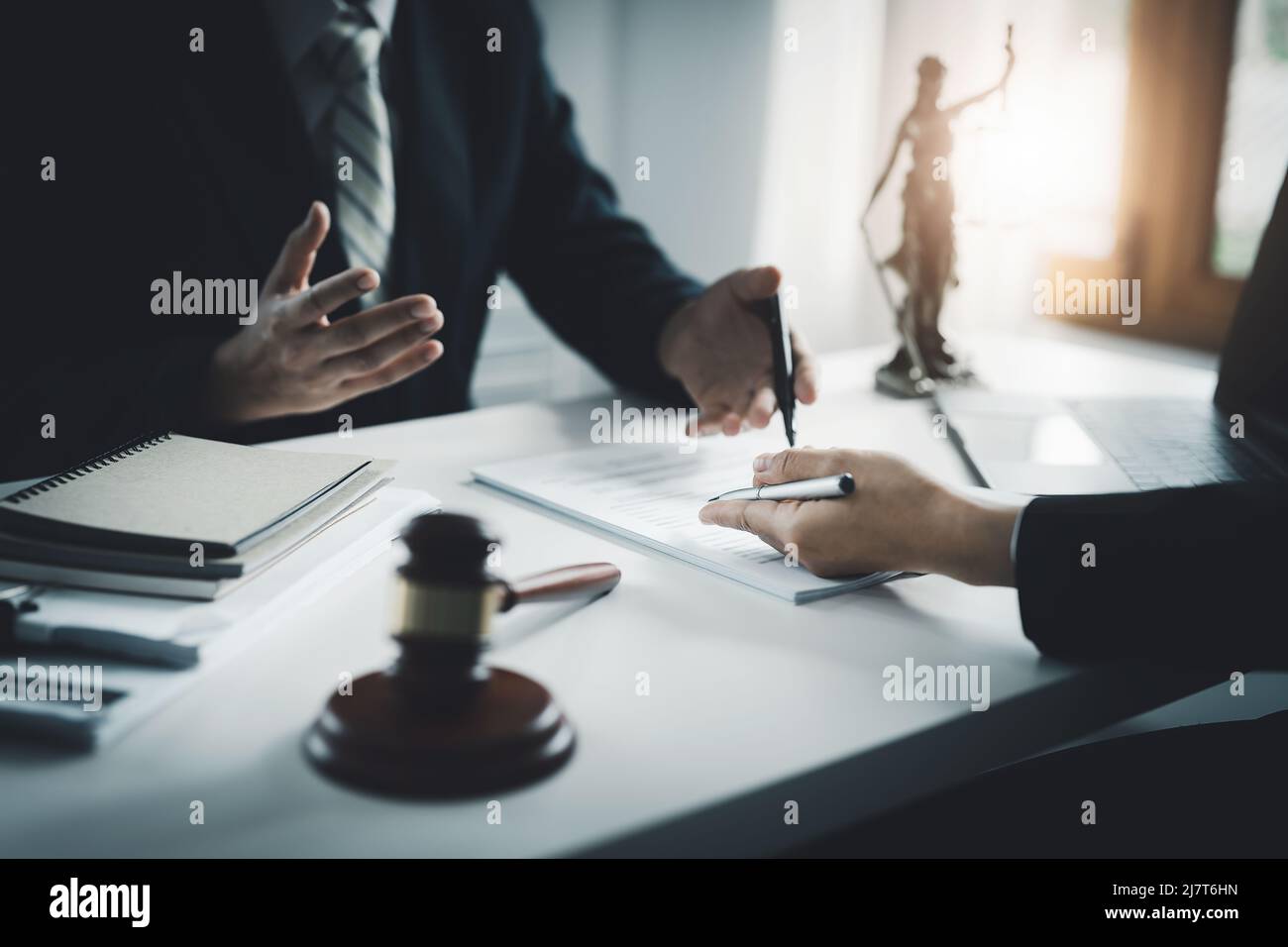 Recht, Beratung, Vereinbarung, Vertrag, Rechtsanwalt oder Anwalt mit einem Stift berät einen Kunden, um das Muster der Beantwortung von Fragen zu erklären Stockfoto