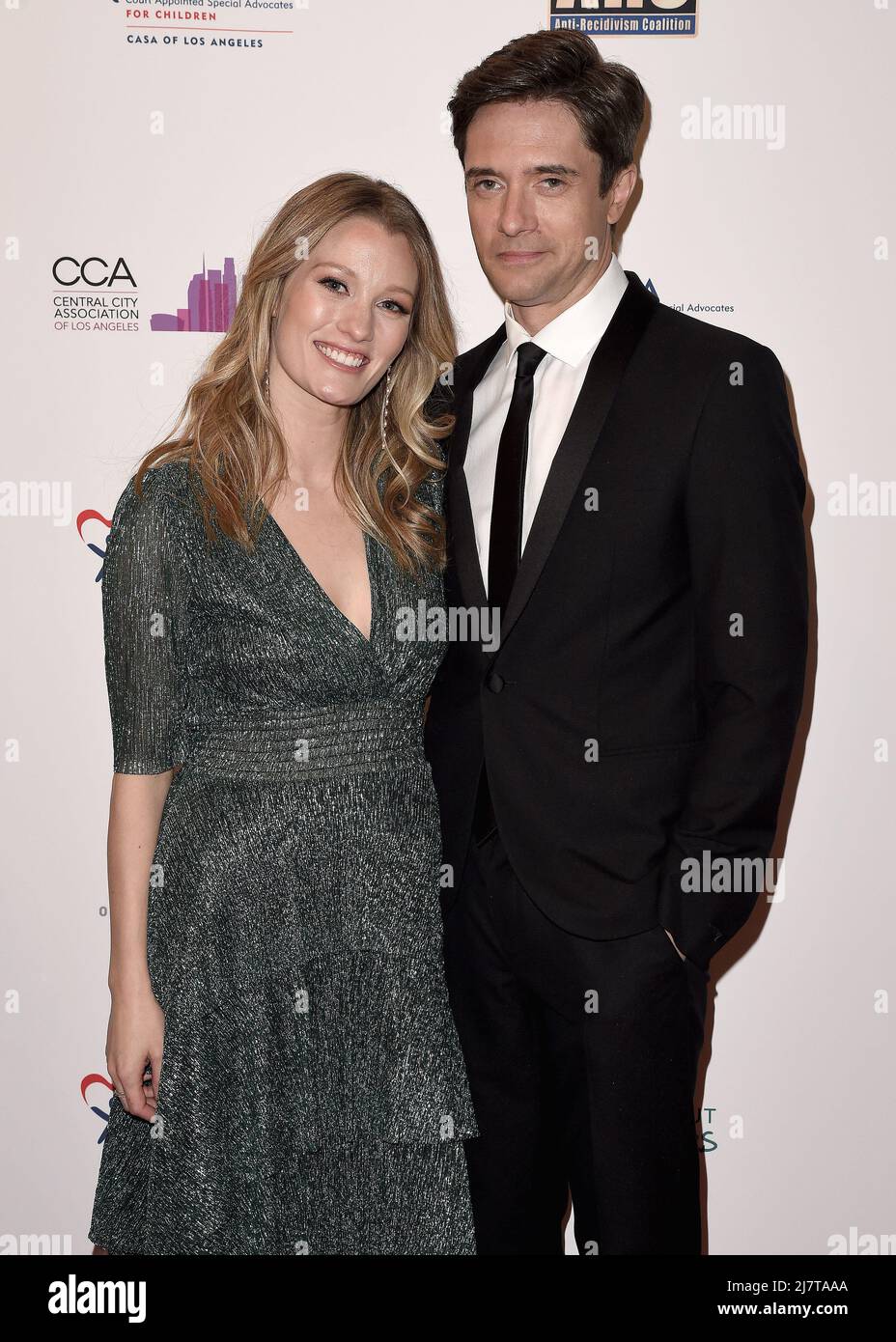 Los Angeles, USA. 10.. Mai 2022. Ashley Grace und Topher Grace gehen auf dem roten Teppich bei der jährlichen CASA/LA Benefit REIMAGINE Gala 10., die von Topher & Ashley Grace am 10. Mai 2022 im Skirball Cultural Center in Los Angeles, CA veranstaltet wird. (Foto von Scott Kirkland/Sipa USA) Quelle: SIPA USA/Alamy Live News Stockfoto