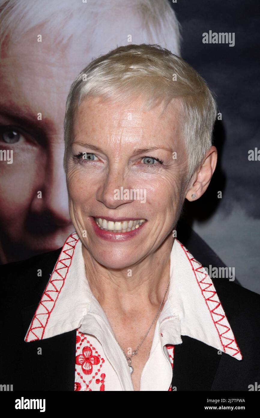 LOS ANGELES - OCT 10: Annie Lennox beim Auftritt im Geschäft, um am 10. Oktober 2014 in Los Angeles, CA, bei Amoeba Records "Nostalgia" zu unterschreiben Stockfoto