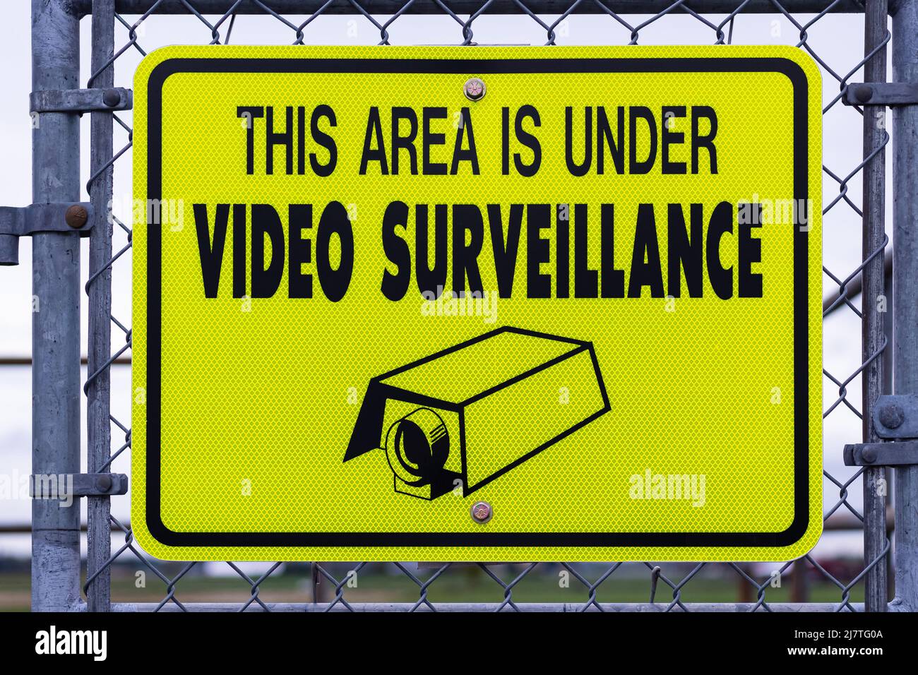 Geschütztes, unter 24-Stunden-Videoüberwachung, Textschild. Warnschild für 24-Stunden-Videoüberwachung. Straßenfoto, niemand. Stockfoto