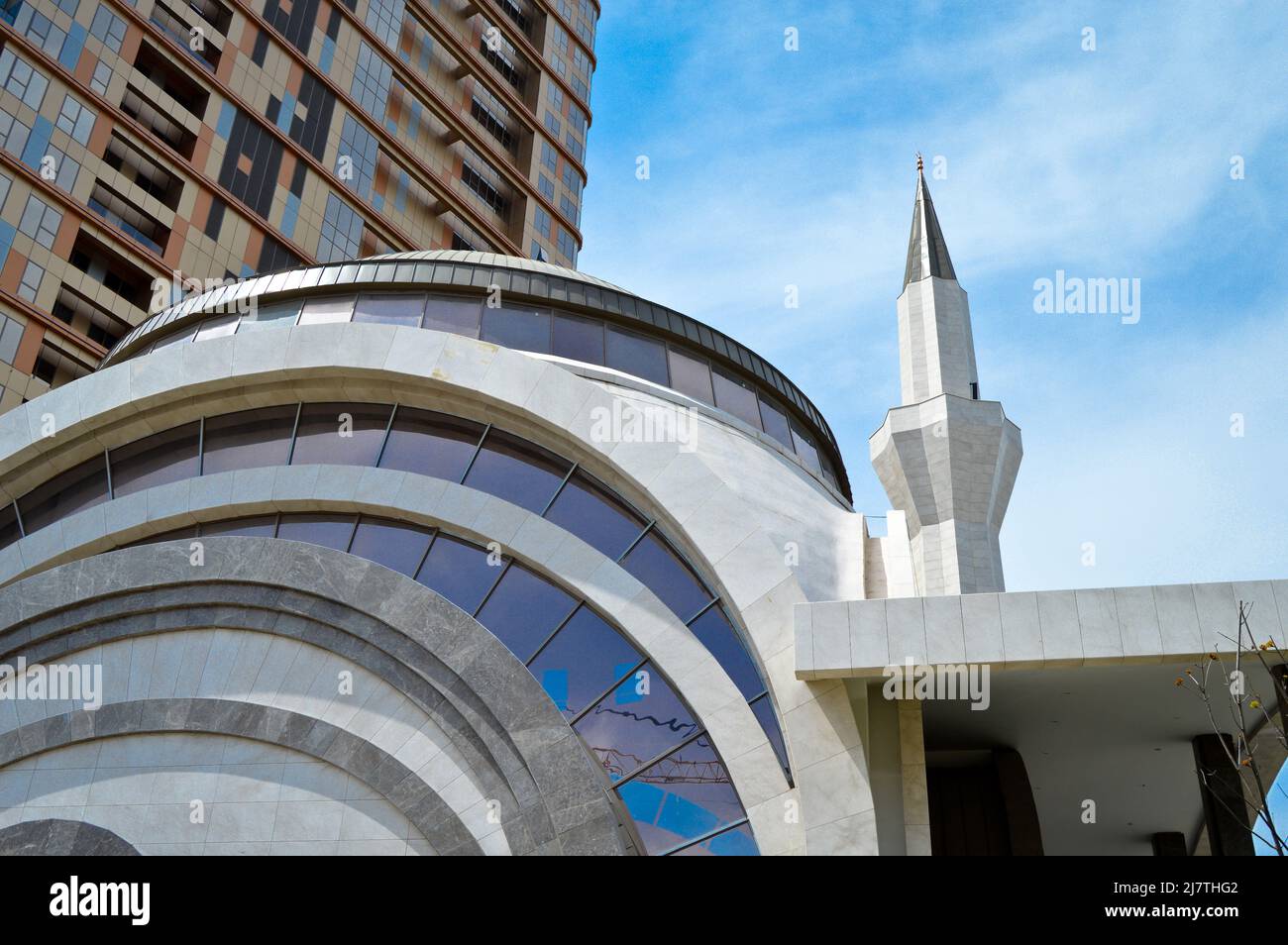 Ayse Ilıcak Moschee mit moderner Architektur, neben dem Einkaufszentrum Maltepe Piazza in Istanbul, Mai 01 2019 Stockfoto