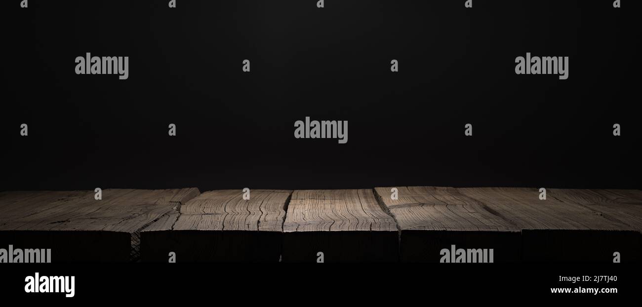 Holzdiele Podium oder Tisch im Dunkeln Stockfoto