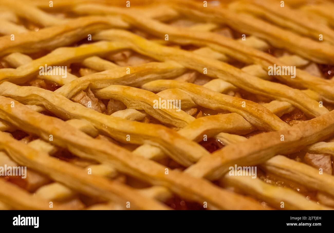 Hausgemachter knuspriger Kuchen mit Früchten, Draufsicht. Köstlicher Pfirsichkuchen. Niemand, verschwommenes Foto, selektiver Fokus Stockfoto