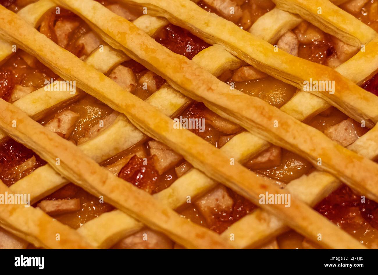 Hausgemachter knuspriger Kuchen mit Früchten, Draufsicht. Köstlicher Pfirsichkuchen. Niemand, verschwommenes Foto, selektiver Fokus Stockfoto