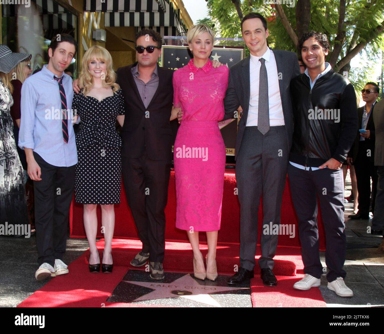 LOS ANGELES - Okt 29: Simon Helberg, Melissa Rausch, Johnny Galecki, Kaley Cuoco, Jim Parsons, Kunal Nayyar im Kaley Cuoco Star auf dem Hollywood Walk of Fame am Hollywood Blvd am 29. Oktober 2014 in Los Angeles, CA Stockfoto