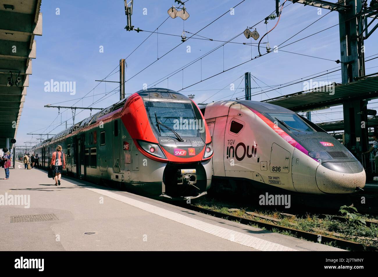 Toulouse Haute Garonne France 05.10.20 zwei SNCF-Diesel-Elektrozüge am Bahnhof Matabiau. Reisende, die die Plattform entlang gehen. Firmenlogos. Stockfoto