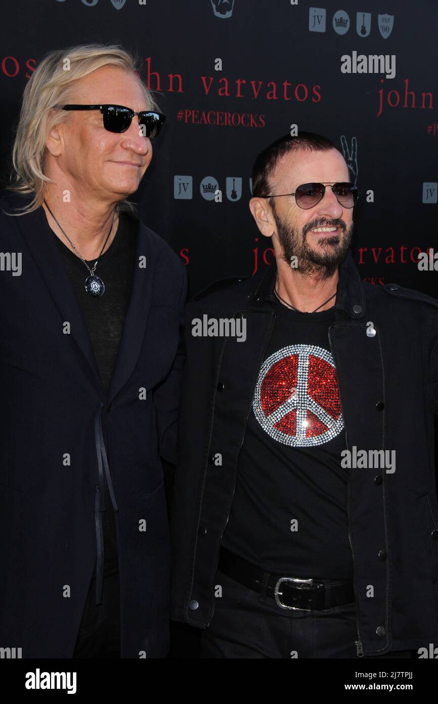 LOS ANGELES - SEP 21: Joe Walsh, Ringo Starr im John Varvatos und Ringo Starr feiern am 21. September 2014 in West Hollywood, CA, den Internationalen Friedenstag im John Varvatos Stockfoto