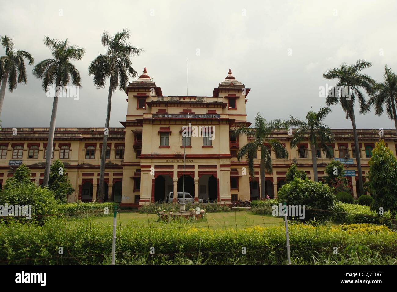 Vorderansicht des Instituts für Agrarwissenschaften an der Banaras Hindu University in Varanasi, Uttar Pradesh, Indien. Stockfoto