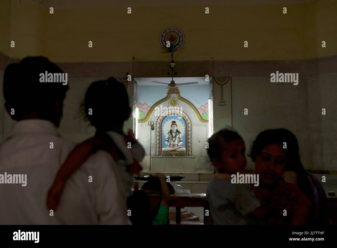 Eine Familie besucht einen Hindu-Schrein im ersten Stock des Viswanath-Tempels im Banaras Hindu University Complex in Varanasi, Uttar Pradesh, Indien. Stockfoto