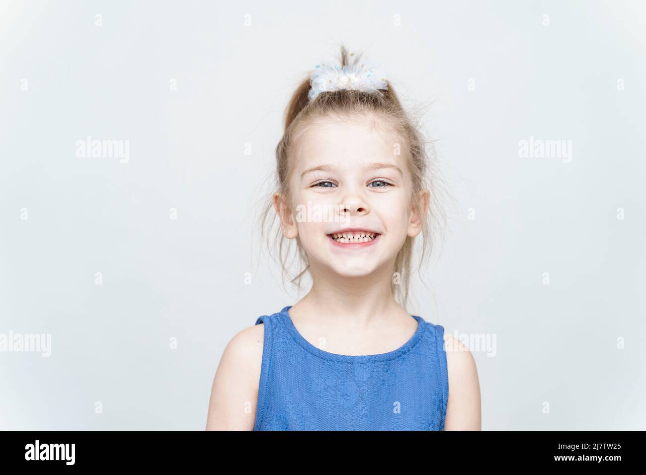 Porträt eines niedlichen 5-6-jährigen Mädchen auf einem hellen Hintergrund Stockfoto