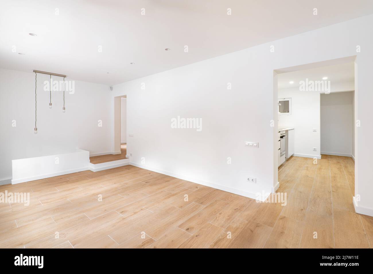 Innenfoto der renovierten Wohnung ohne Möbel mit weißen Wänden Stockfoto