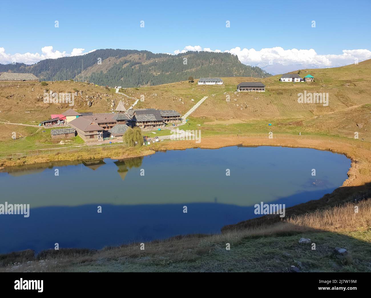 Blick auf den antiken Parashar rishi-Tempel und den Prashar-See in einer Höhe von 2.730 Metern (8.960 Fuß) im Bezirk Mandi, Himachal Pradesh Stockfoto