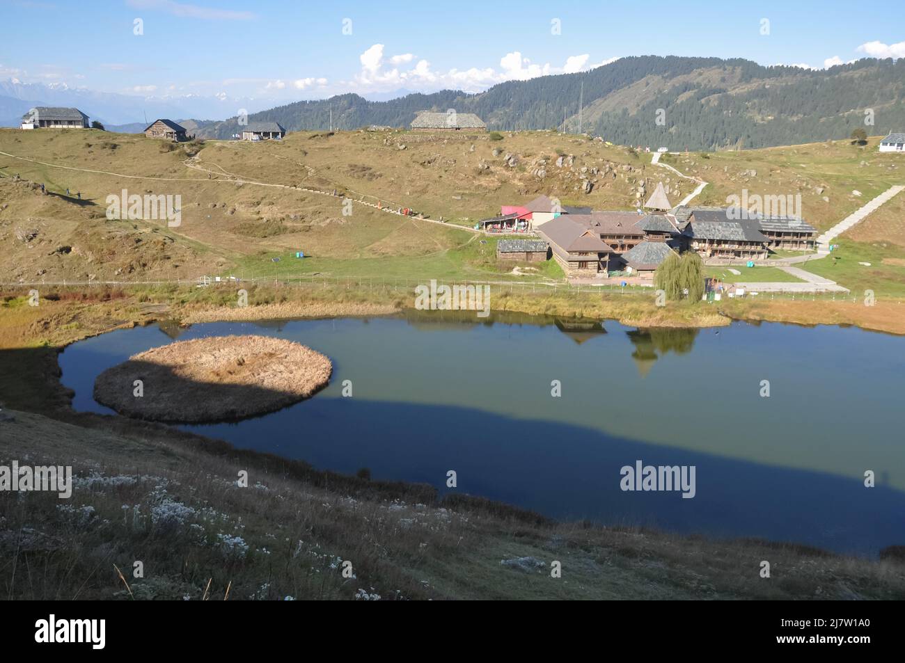 Wunderschöne Aussicht auf den antiken Parashar rishi Tempel und den Prashar See in einer Höhe von 2.730 Metern (8.960 Fuß) im Bezirk Mandi, Himachal Pradesh Stockfoto