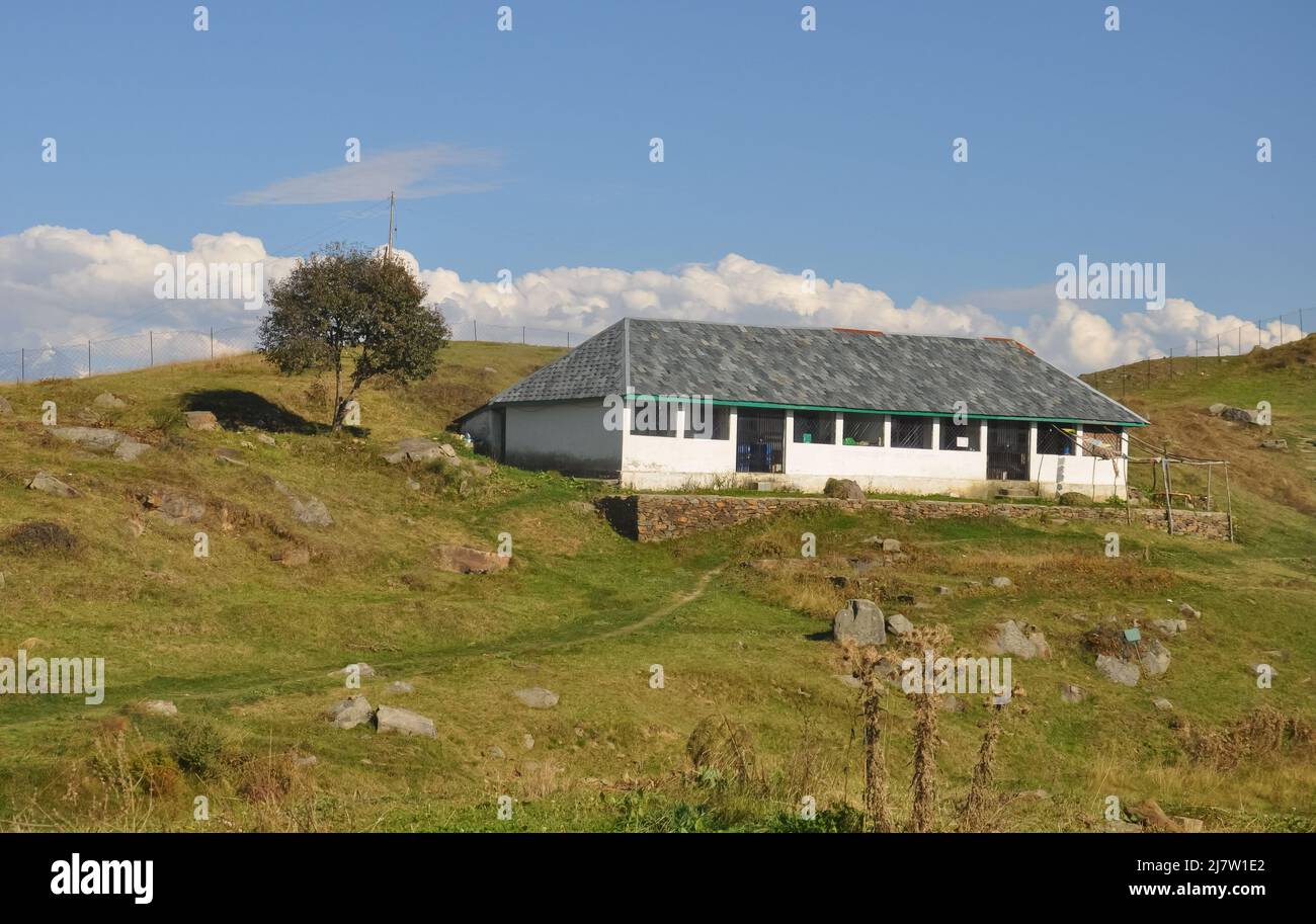 Schöne Aussicht auf Schiefer überdachtes Haus in Berg von Himachal Pradesh Stockfoto