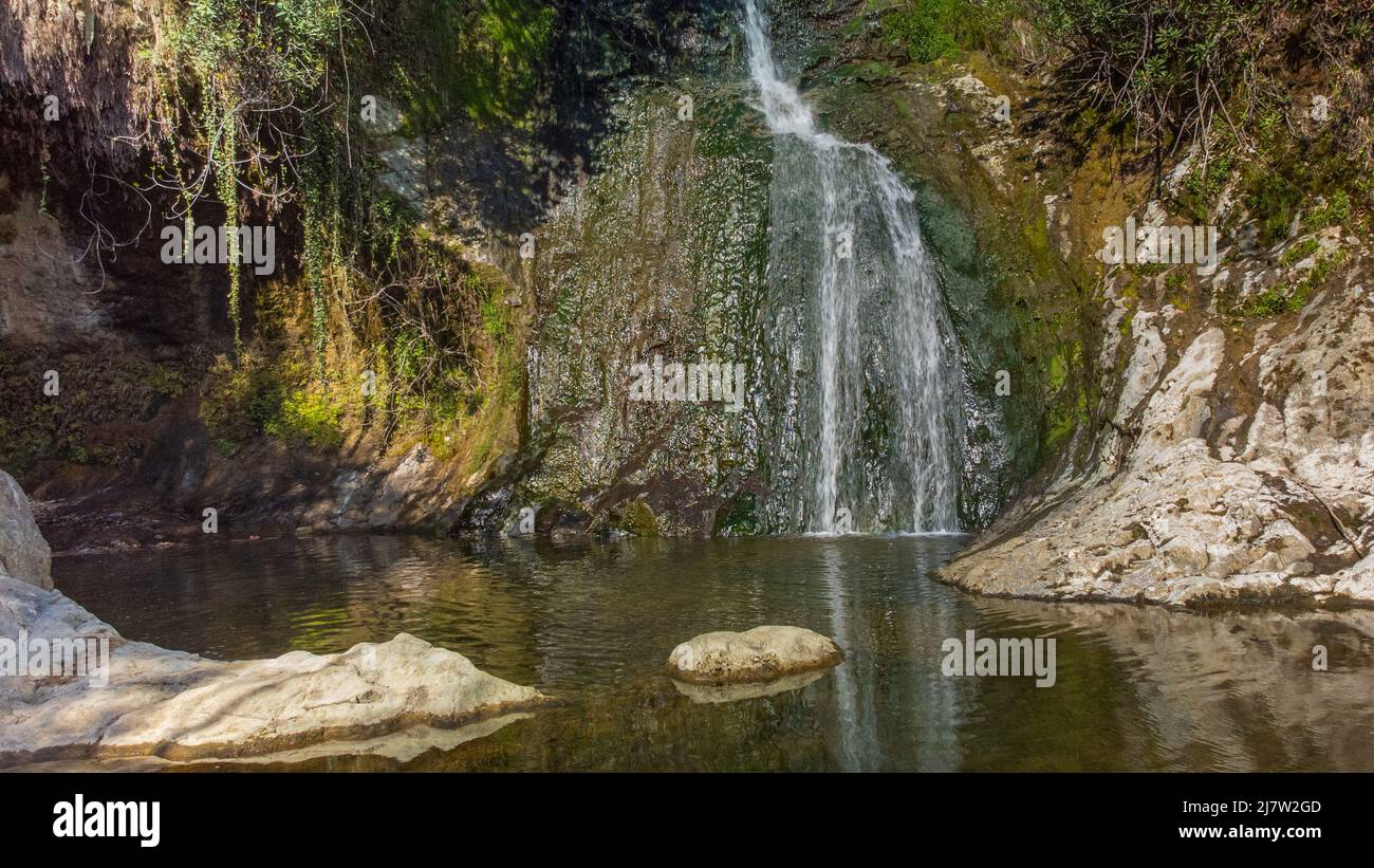 Schönes und originelles Panorama. Schöne und majestätische Landschaft und Panorama eines Bergwasserfalls, eines Flusses, in strukturierten und harten Felsen und Steinen Stockfoto