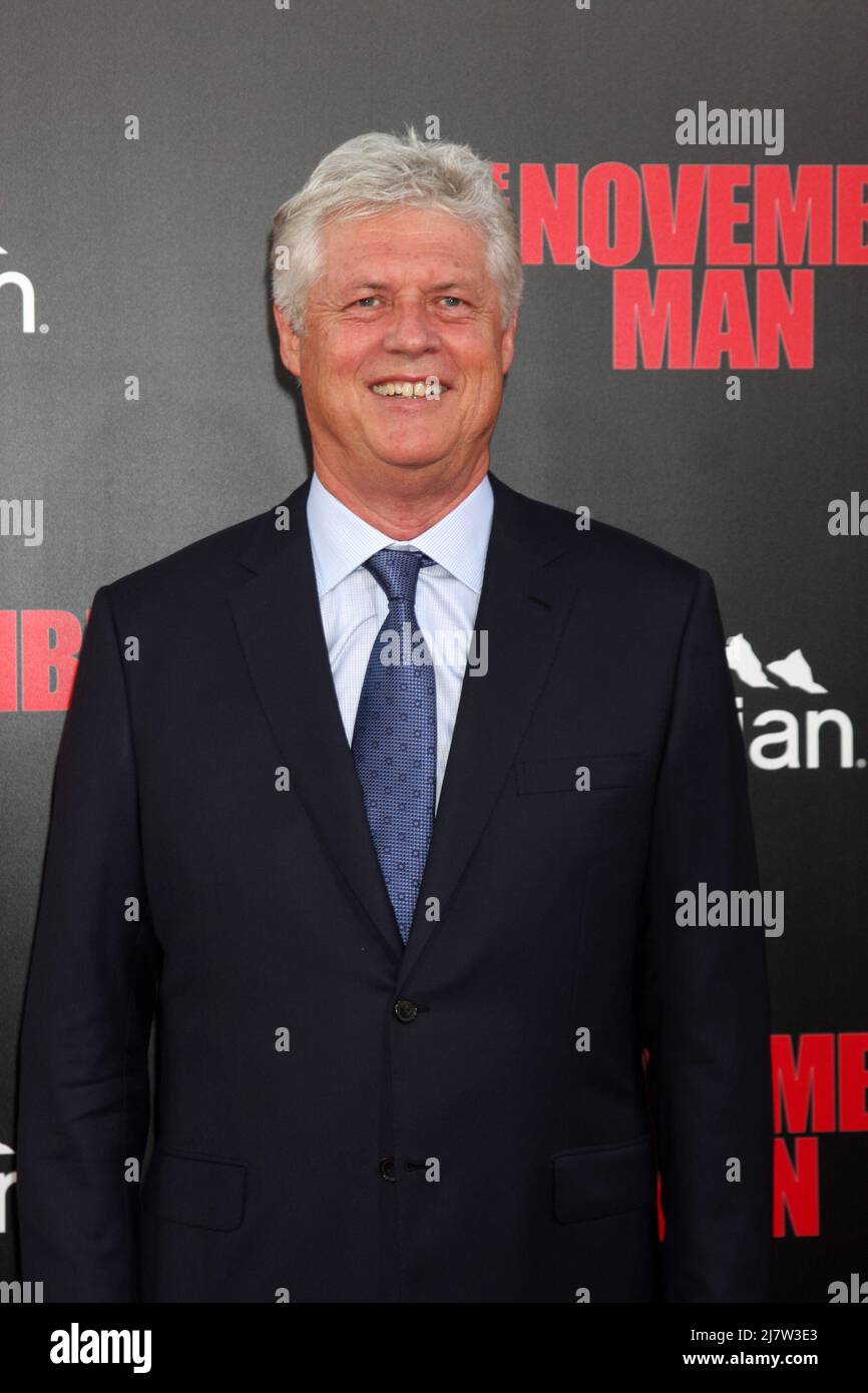 LOS ANGELES - 13. AUGUST: Roger Donaldson bei der Premiere von „The November man“ im TCL Chinese Theatre am 13. August 2014 in Los Angeles, CA Stockfoto