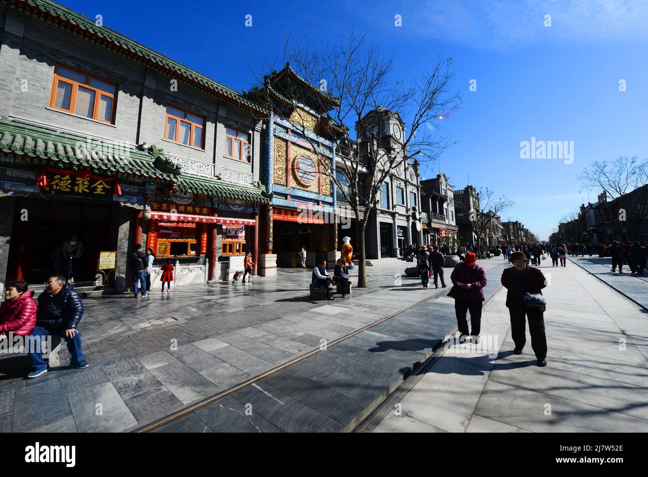 Die Qianmen Street ist eine berühmte Fußgängerzone zum Einkaufen und Sightseeing. Peking, China. Stockfoto
