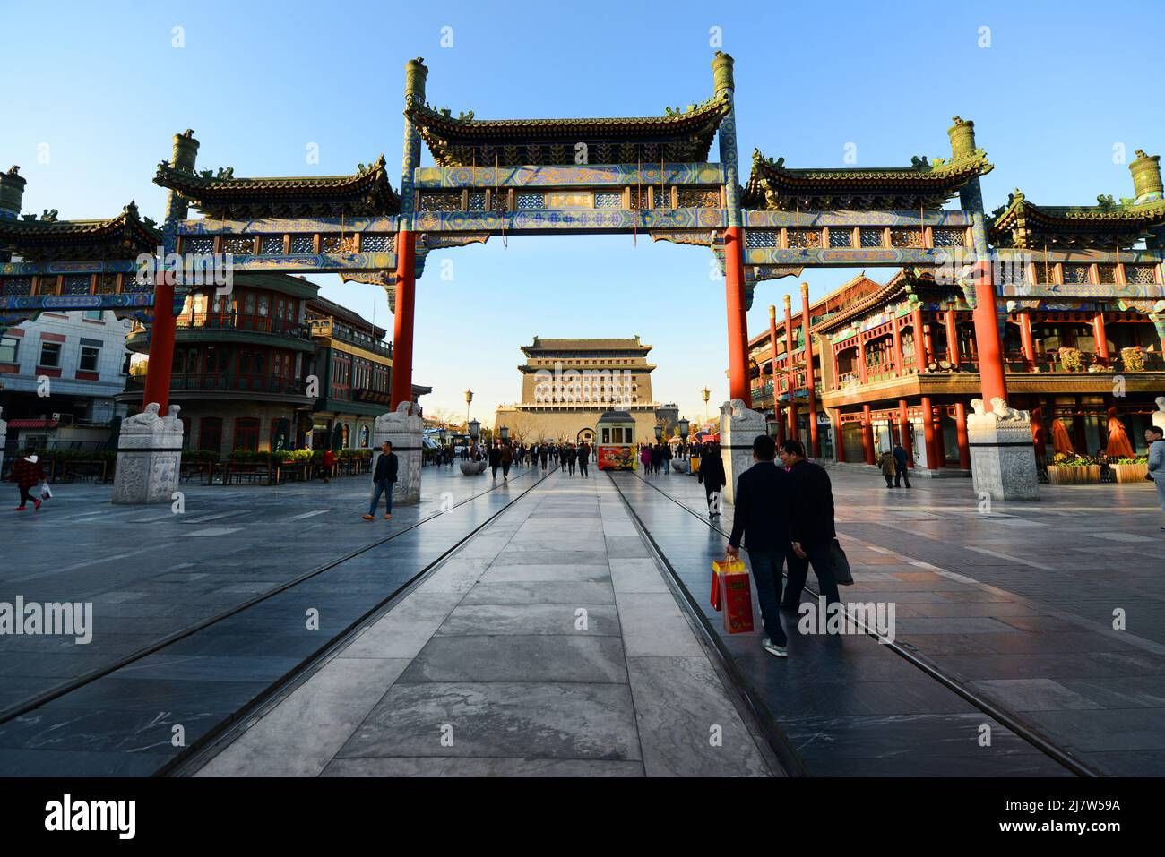 Die Qianmen Street ist eine berühmte Fußgängerzone zum Einkaufen und Sightseeing. Peking, China. Stockfoto