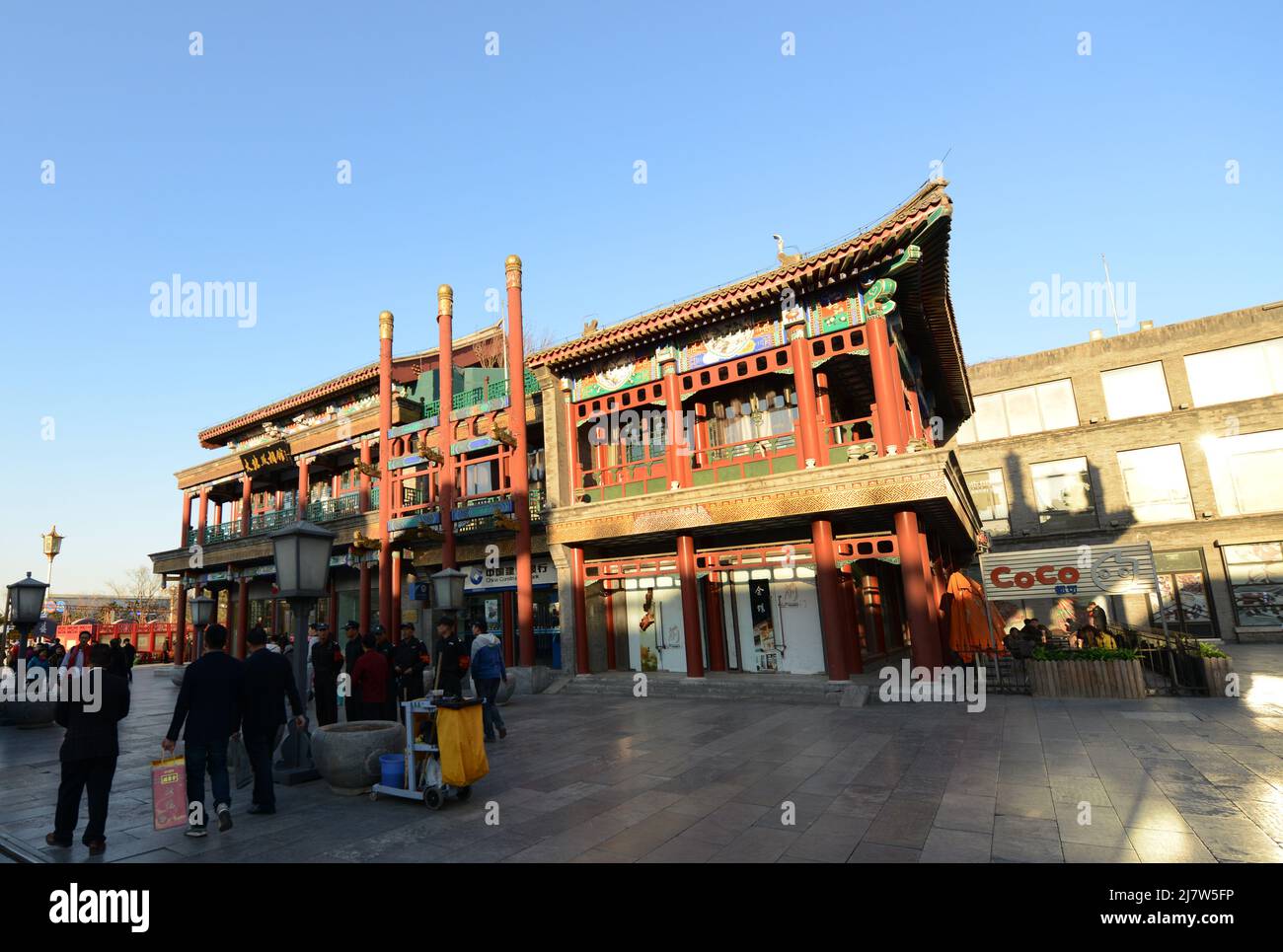 Die Qianmen Street ist eine berühmte Fußgängerzone zum Einkaufen und Sightseeing. Peking, China. Stockfoto