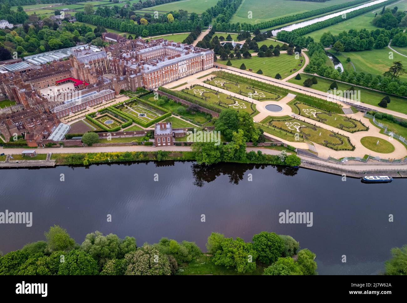 Drohnenaufnahme des Hampton Court Palace mit der Themse im Vordergrund Stockfoto