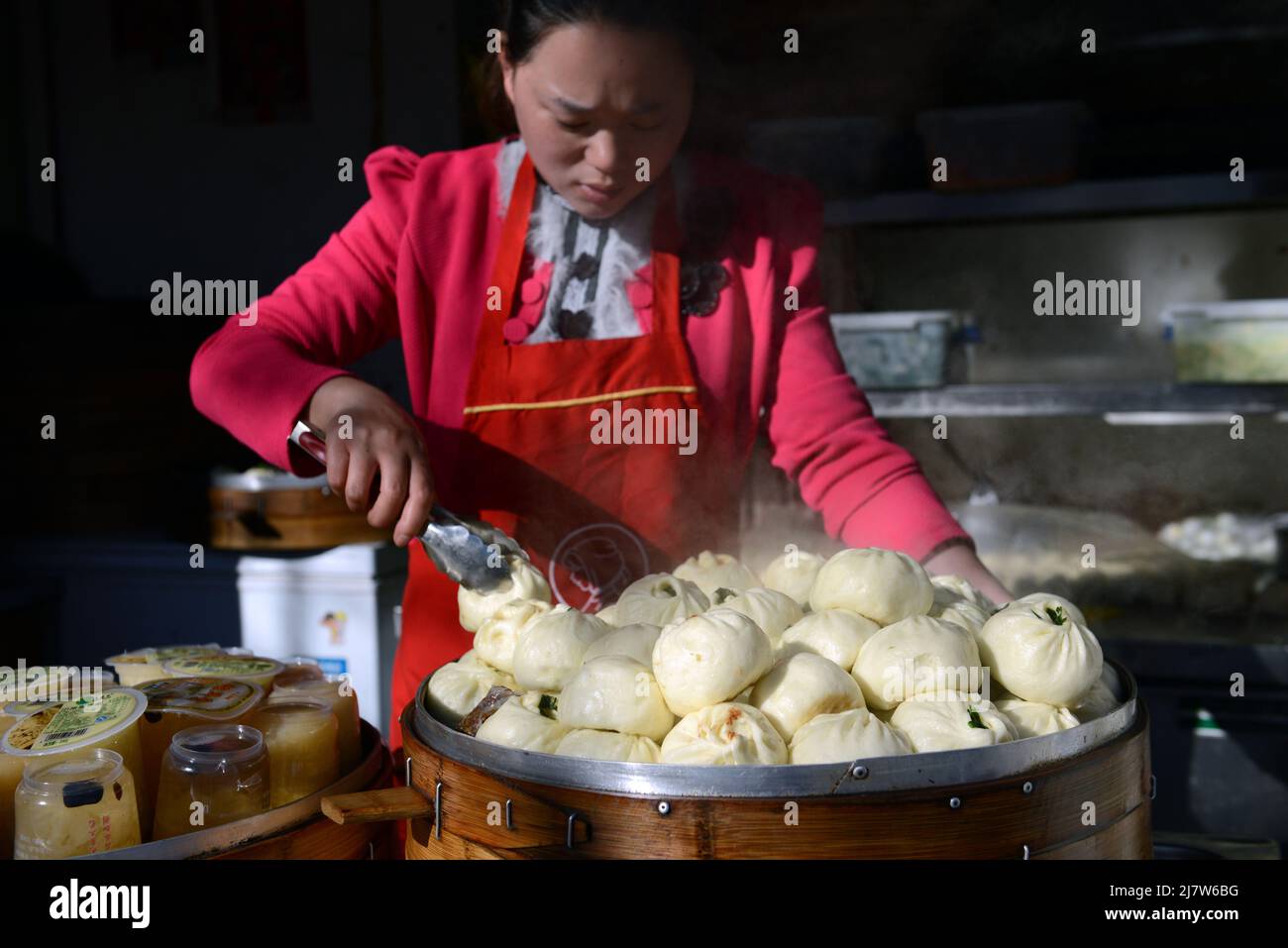 Ein Topf dampfender Baozi in China. Stockfoto
