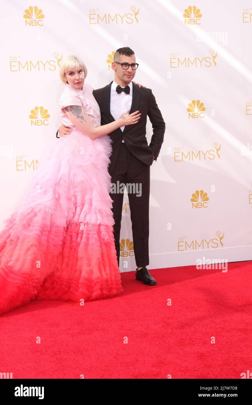 LOS ANGELES - 25. AUGUST: Lena Dunham, Jack Antonoff bei den Primetime Emmy Awards 2014 - Ankunft im Nokia Theater im LA Live am 25. August 2014 in Los Angeles, CA Stockfoto