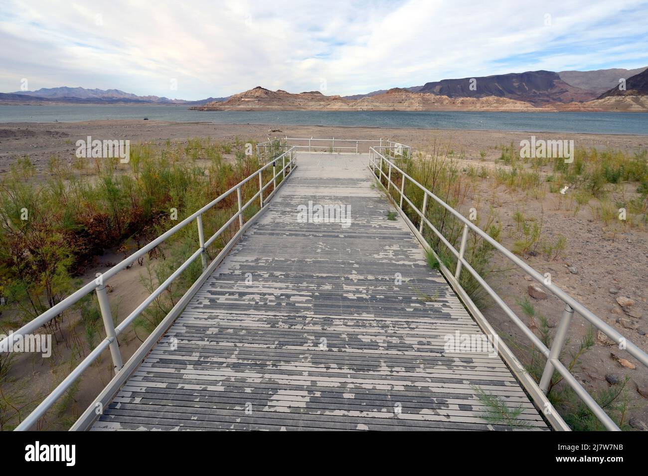 10. Mai 2022 - Lake Mead National Recreation Area, Nevada, USA - an der Küste des Lake Mead National Recreation Area am 10. Mai 2022, in der Nähe von Las Vegas, Nevada, ist ein verlassene Fischerpier zu sehen. Das US Bureau of Reclamation berichtete, dass Lake Mead, Der größte künstliche Stausee Nordamerikas ist auf etwa 1.052 Fuß über dem Meeresspiegel gesunken, der niedrigste, den es seit seiner Befüllung im Jahr 1937 nach dem Bau des Hoover-Staudamms gegeben hat. Zwei Sätze von menschlichen Überresten wurden kürzlich entdeckt, als der See weiter zurückgeht. Die sinkenden Wasserstände sind eine Folge einer Stockfoto