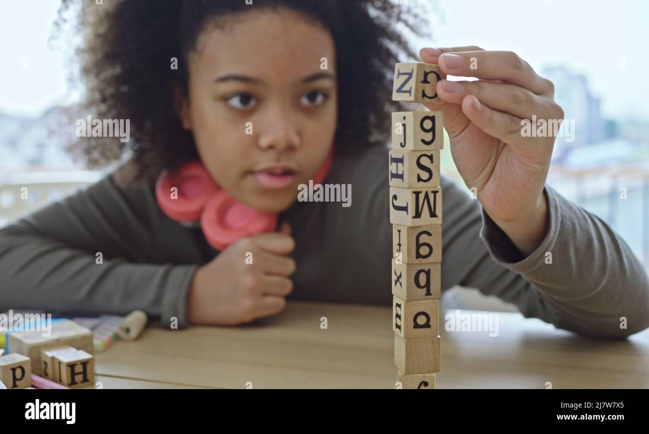 Afroamerikanischer Student macht Aktivität spielen Block Holz für die Entwicklung zusammen mit genießen und Spaß im Klassenzimmer. Stockfoto
