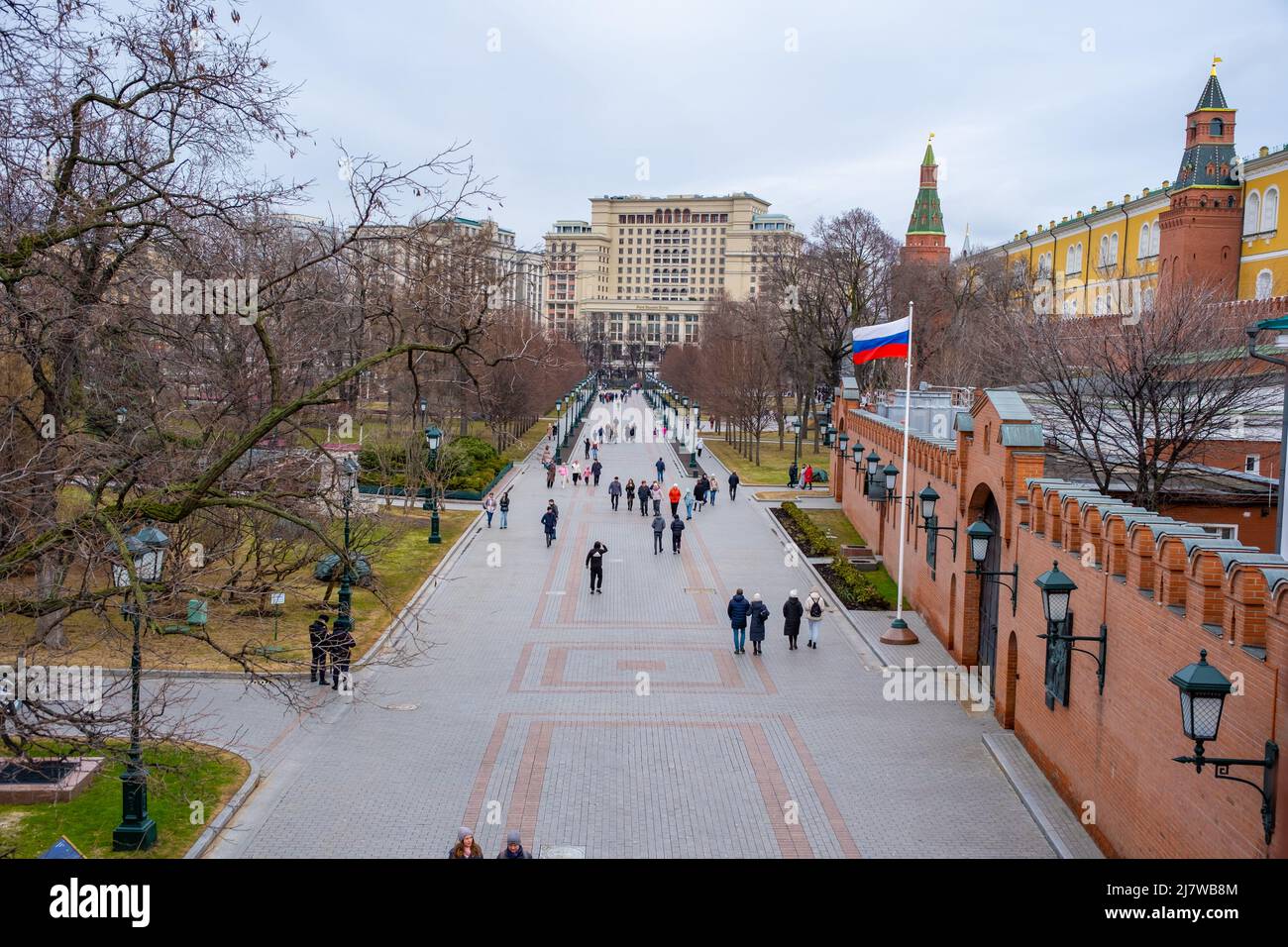 Moskau, Russland - 10. April 2022: Menschen gehen im Alexander-Garten in der Nähe der Kremlmauer in Moskau, Russland Stockfoto