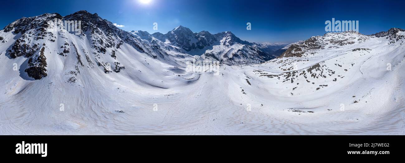 Luftpanorama der schneebedeckten Bergkette im Winter in den Europäischen Alpen Stockfoto
