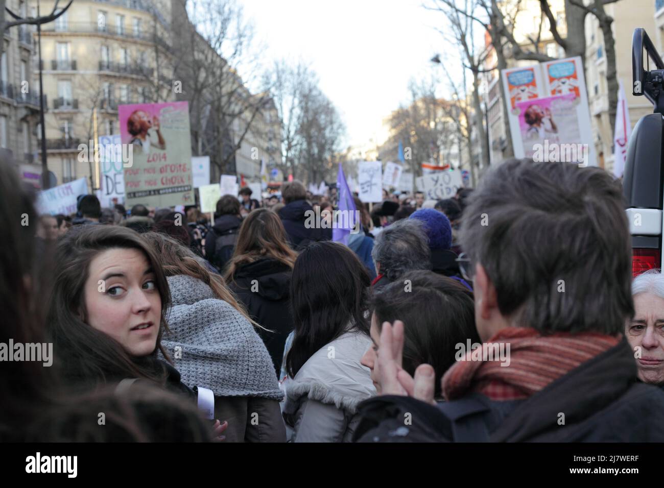 Paris : Manifestation contre le projet de loi anti-avortement en Espagne 01er février 2014. Regard de femme qui se retourne dans la foule Stockfoto