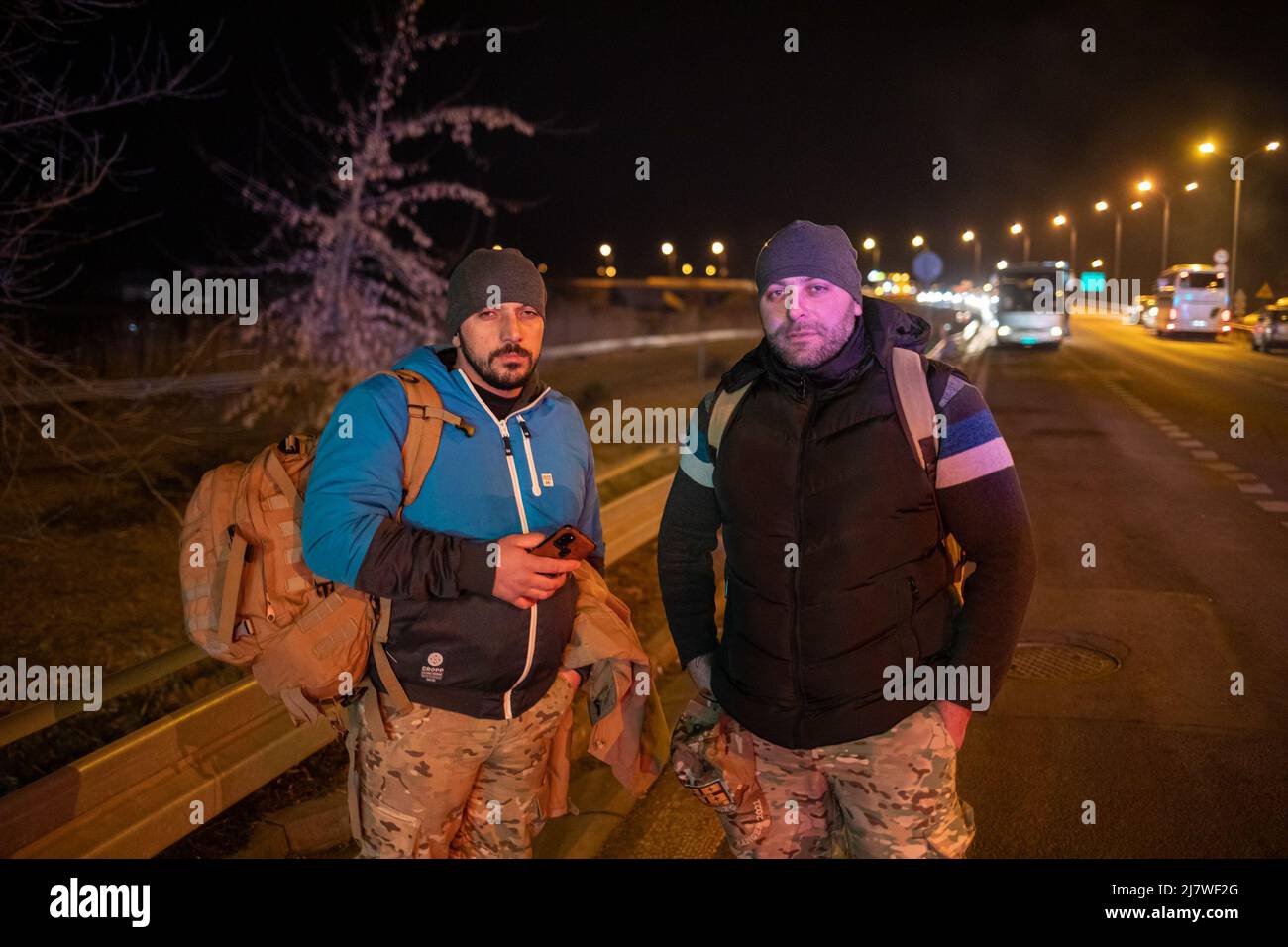 Simon Becker / Le Pictorium - ukrainische Flüchtlinge an der polnischen Grenze - 5/3/2022 - Polen / Hrebene - zwei georgische Männer warten auf die Überquerung nach Großbritannien Stockfoto