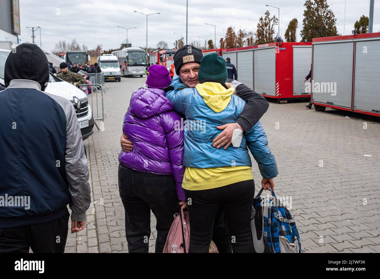 Simon Becker / Le Pictorium - Korczowa Flüchtlingsaufnahmestelle an der polnisch-ukrainischen Grenze - 6/3/2022 - Polen / Jaroslaw / Korczowa - Ein Mann Stockfoto